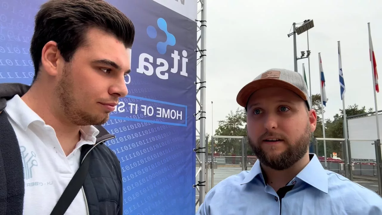 Kunde berichtet Luis auf der IT-SA von seiner Erfahrung mit dem Hacking-Kurs